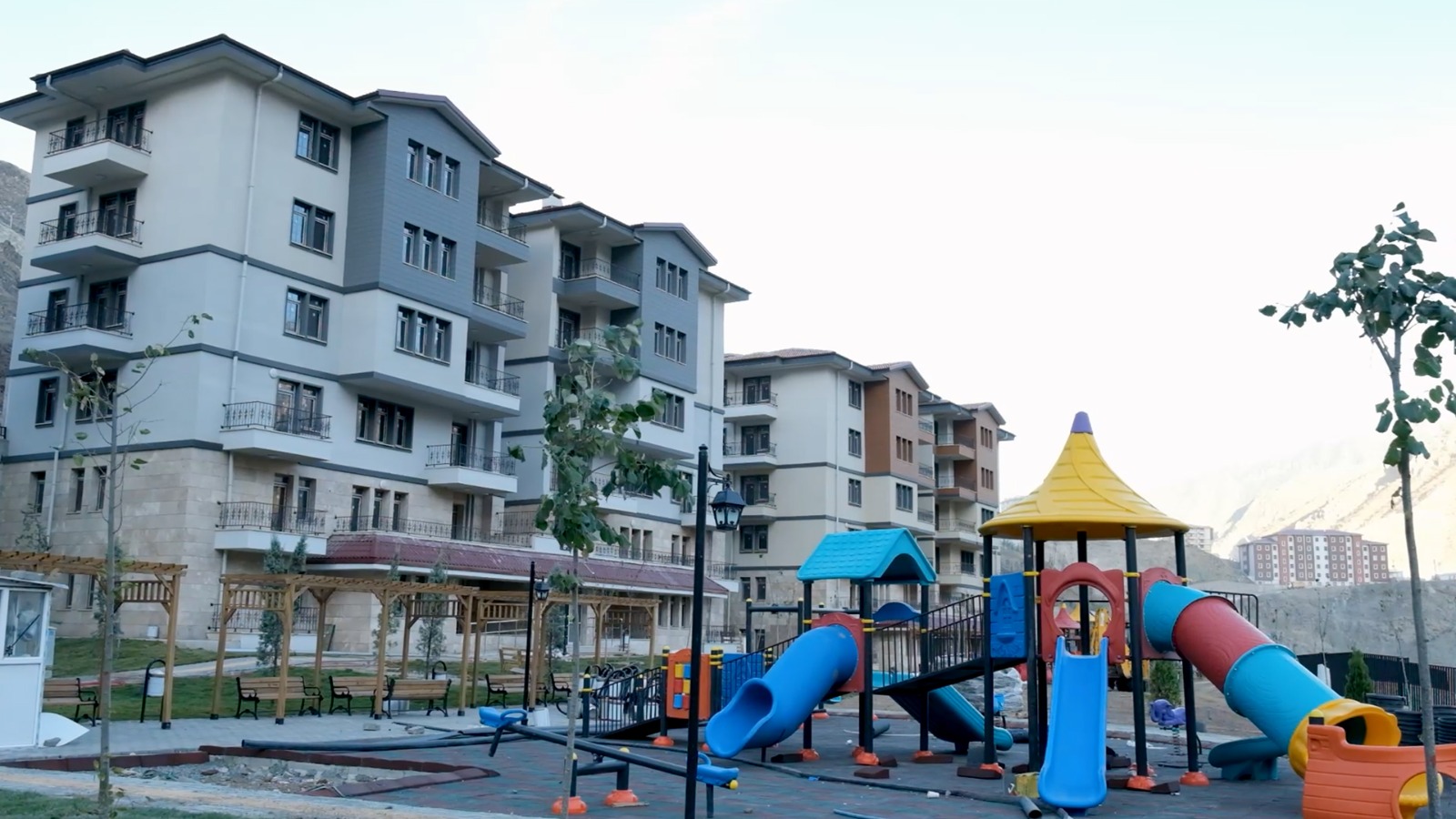 Artvin'de baraj nedeniyle su altında kalacak ilçe yeni yerine taşınmaya başladı