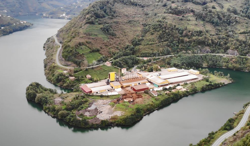 Artvin'de etrafı sularla çevrili çay fabrikası dikkat çekiyor 