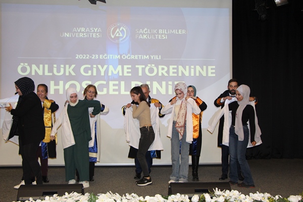 Avrasya öğrencileri beyaz önlük giydi