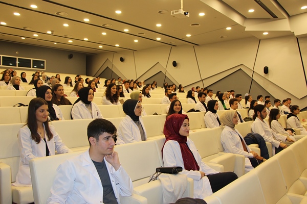 Avrasya öğrencileri beyaz önlük giydi