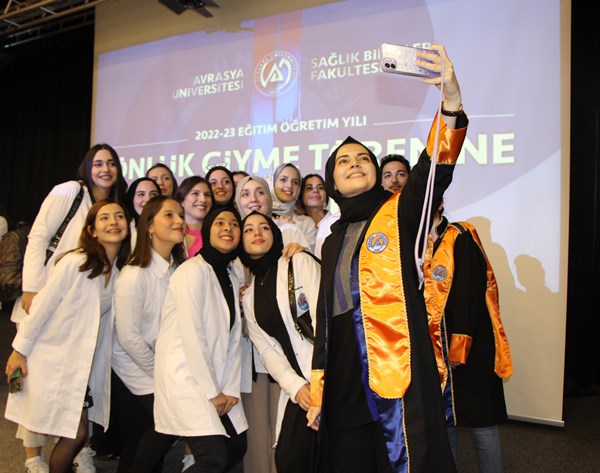 Avrasya öğrencileri beyaz önlük giydi