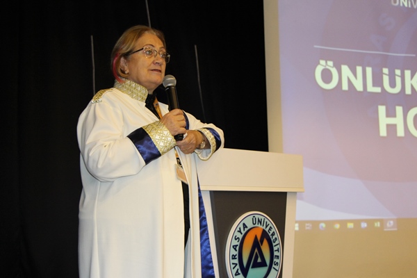 Avrasya öğrencileri beyaz önlük giydi