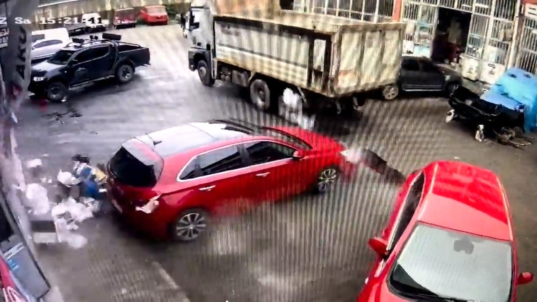 Rize'de lastiği patlayan kamyon park halindeki araca zarar verdi