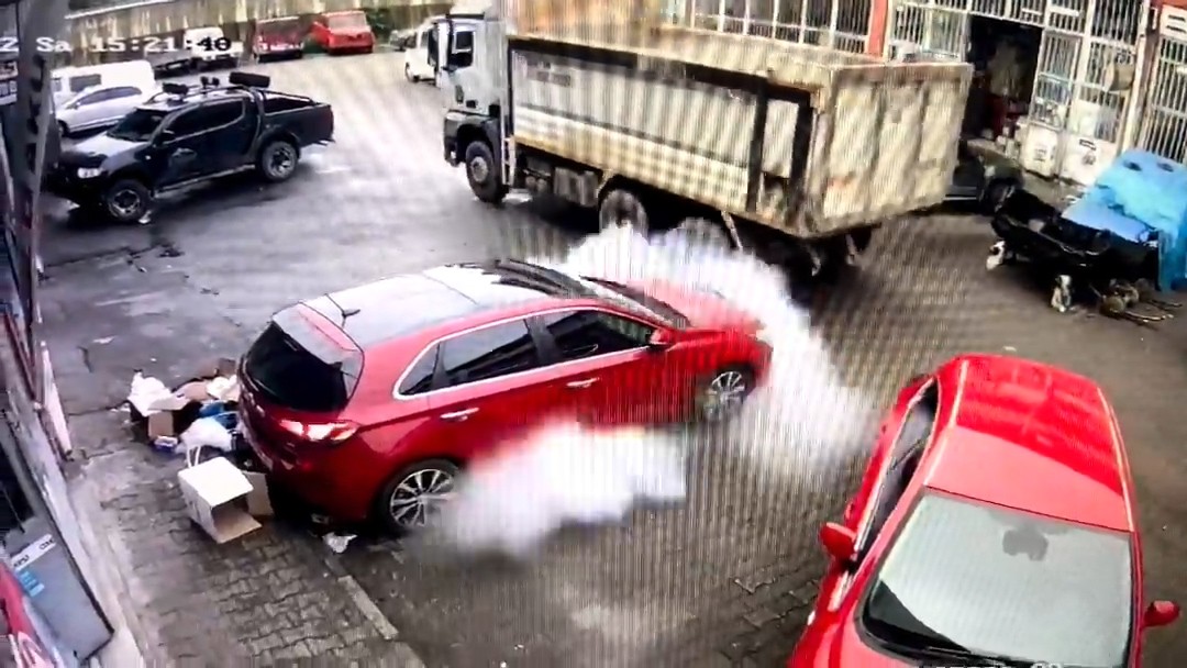 Rize'de lastiği patlayan kamyon park halindeki araca zarar verdi