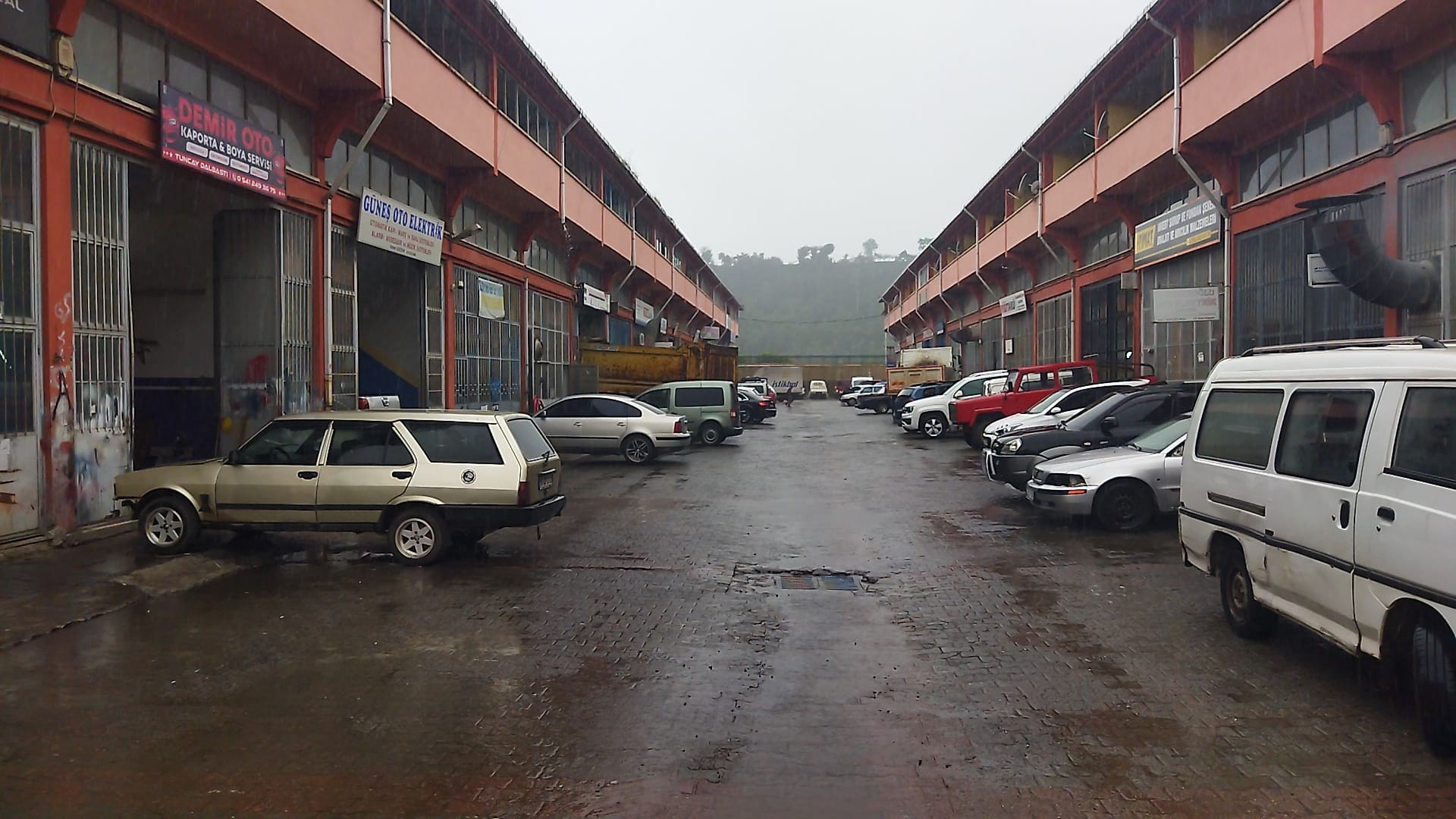 Rize'de lastiği patlayan kamyon park halindeki araca zarar verdi