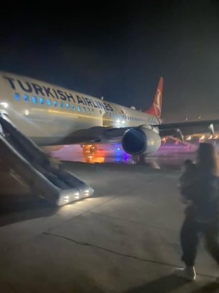 THY uçağının iniş sırasında lastiği patladı