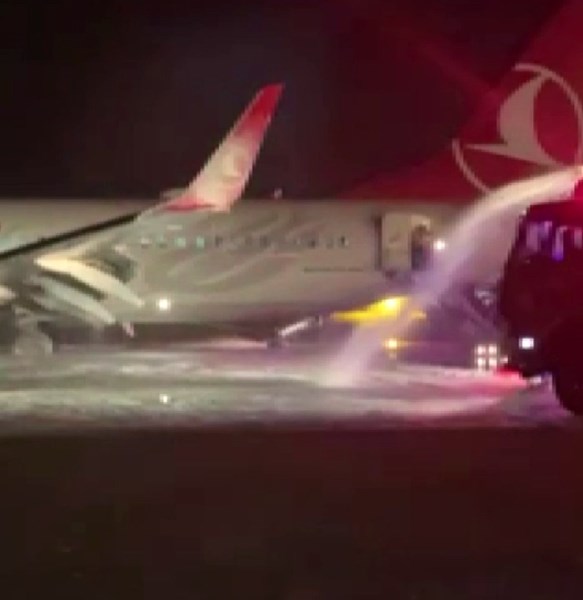 THY uçağının iniş sırasında lastiği patladı