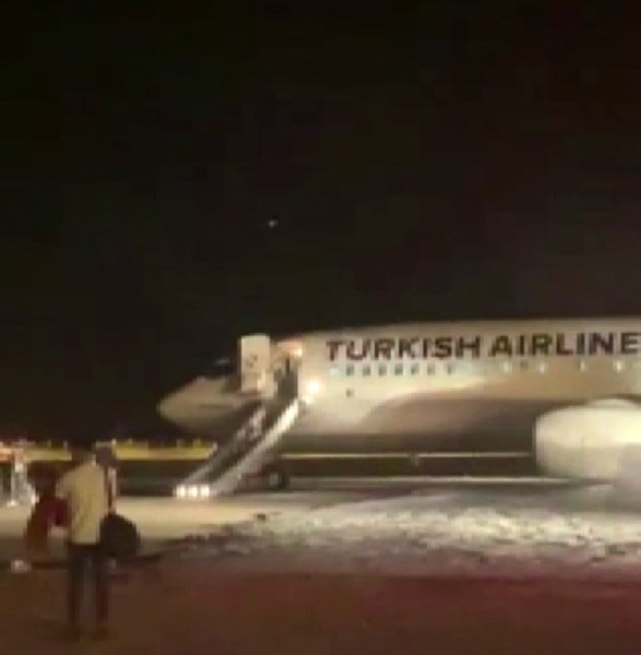 THY uçağının iniş sırasında lastiği patladı