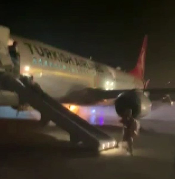 THY uçağının iniş sırasında lastiği patladı