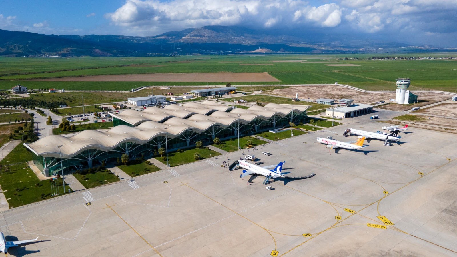 THY uçağının iniş sırasında lastiği patladı