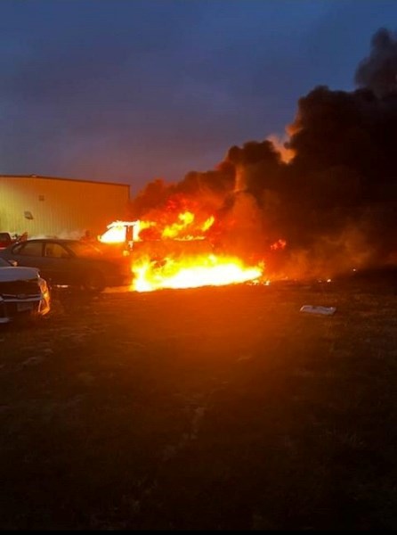 Küçük uçak araç galerisine düştü: 2 ölü