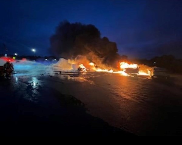 Küçük uçak araç galerisine düştü: 2 ölü