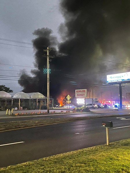 Küçük uçak araç galerisine düştü: 2 ölü