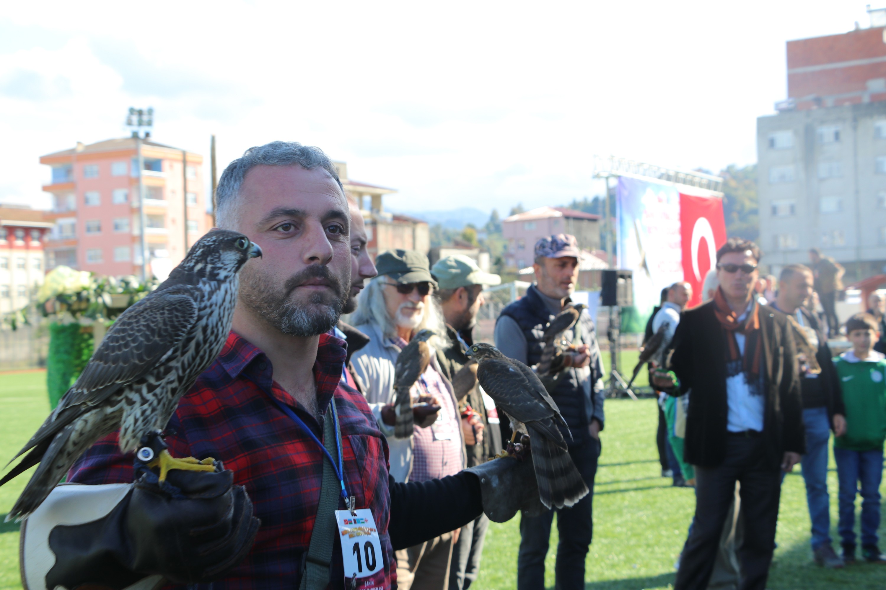 Rize'de şahin ve atmaca tutkunları bir araya geldi