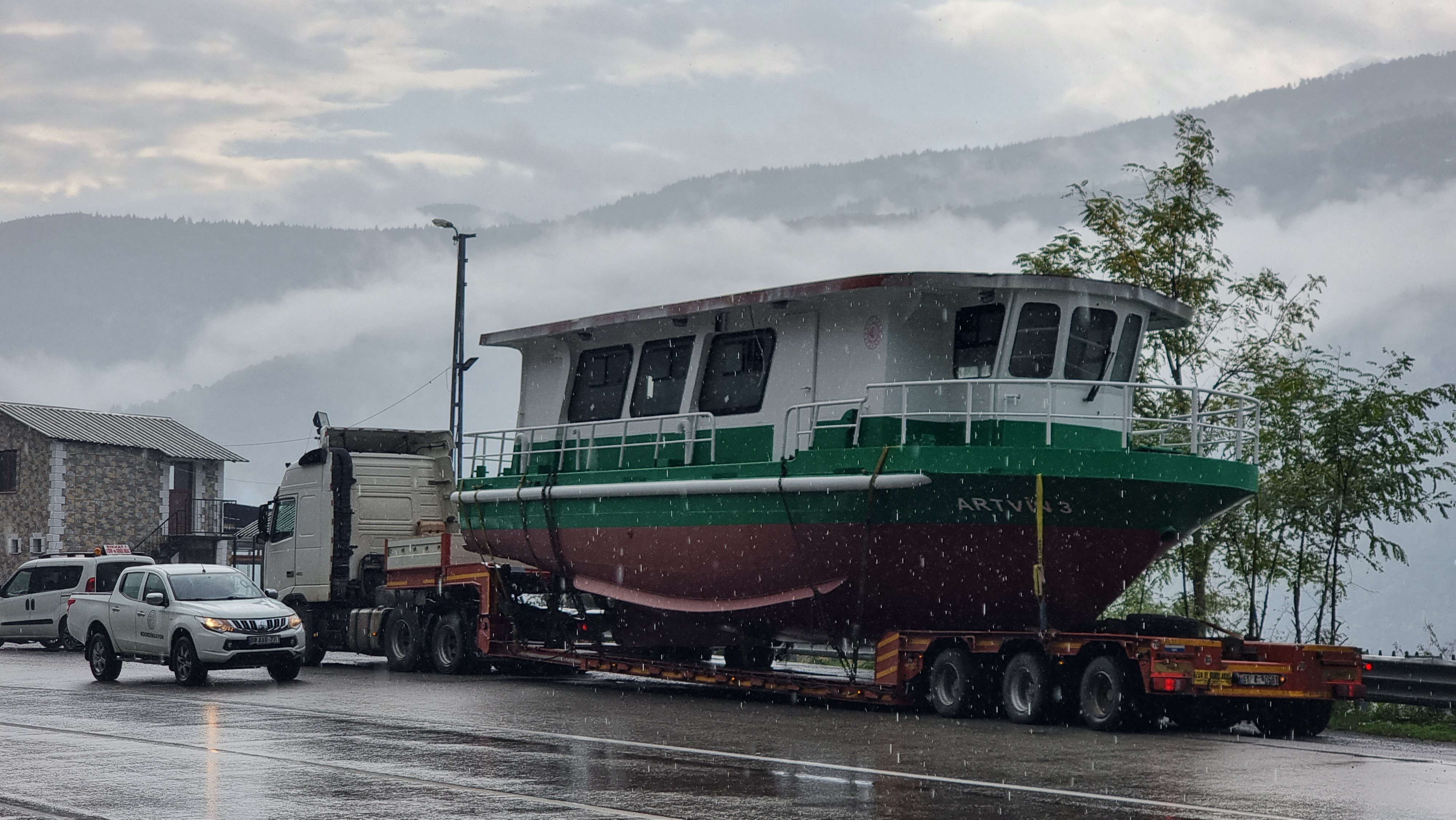 Artvin'de tünel içindeki tekneyi görenler şaşkına döndü