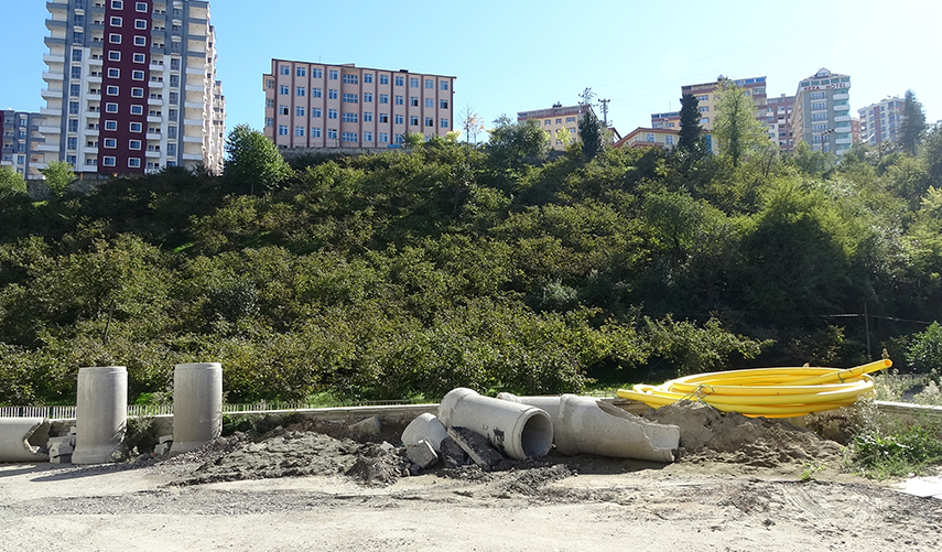 Yomra'da doğalgaz tepkisi! "Rusya denizin altından gaz veriyor, bizimkiler dereyi aşamıyor"