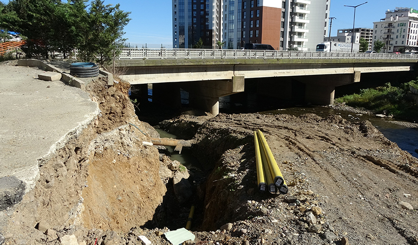 Yomra'da doğalgaz tepkisi! "Rusya denizin altından gaz veriyor, bizimkiler dereyi aşamıyor"
