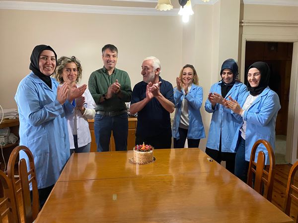 Trabzon'da evde bakım ekibinden sürpriz! Gözyaşlarına boğuldu 