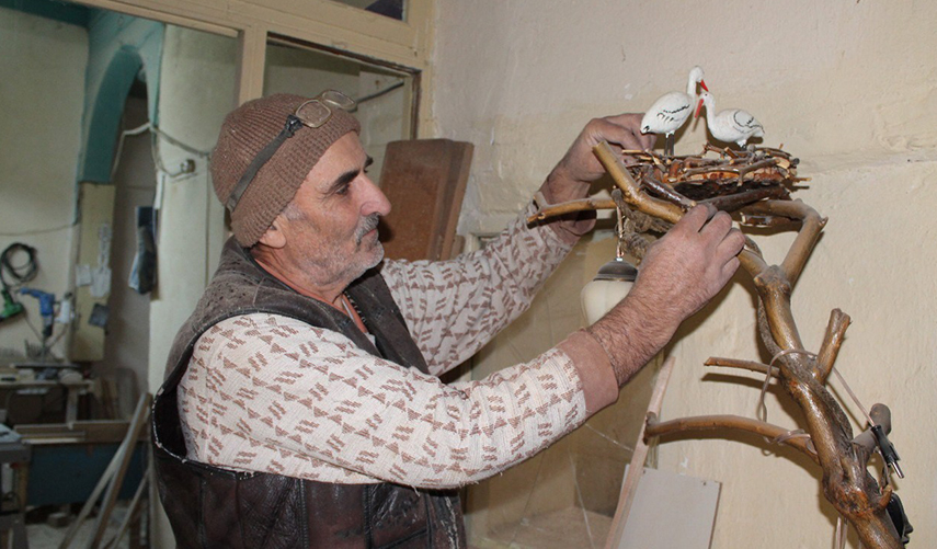 Tahta parçaları emekli öğretmenin elinde şekilleniyor