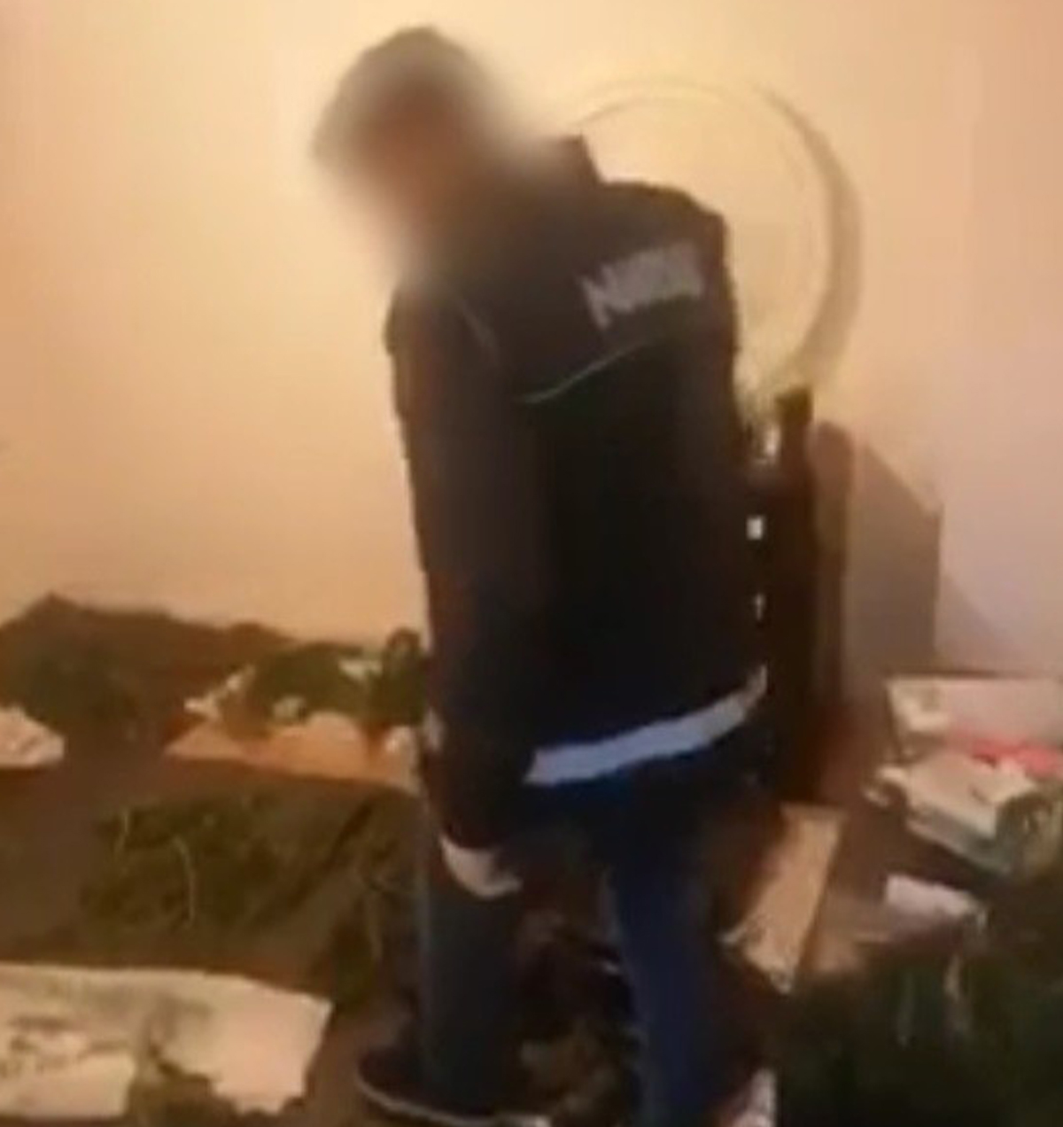 Yatağın üzerinde kuruttuğu esrar ile yakalandılar