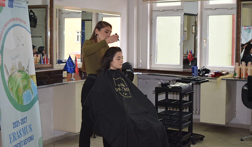 Trabzon'da öğrenciler evrensel güzellik kazanıyor