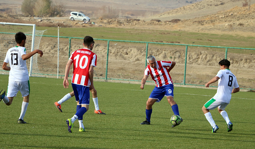 Trabzon’da yaşayan Şerif Kunt’un hedefi en yaşlı futbolcu olmak
