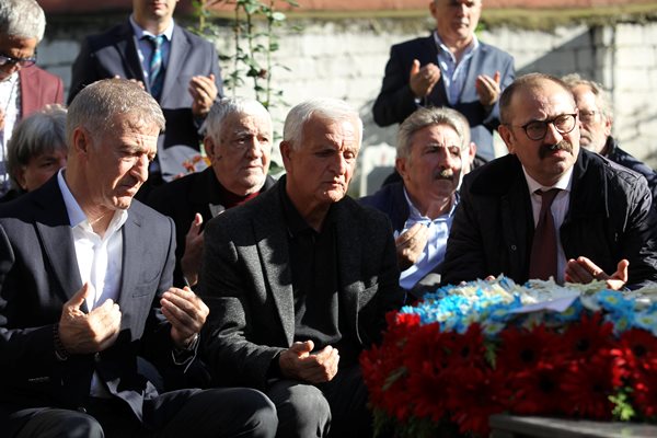 Trabzonspor efsanesi Kadir Özcan mezarı başında anıldı