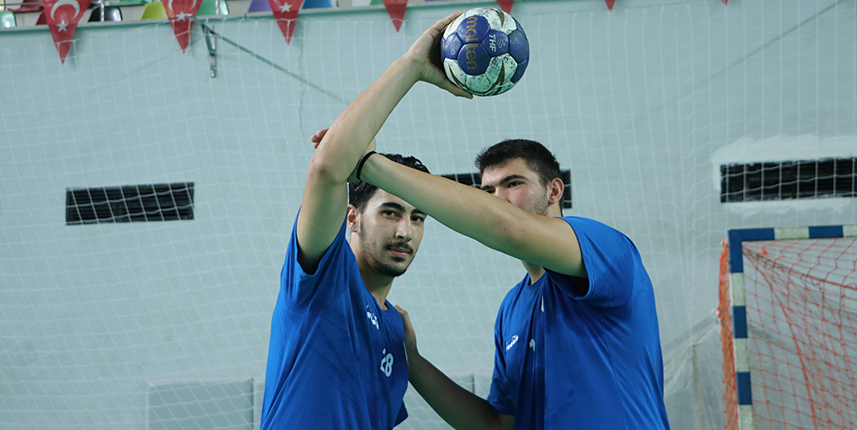 Trabzon'da şans eseri adım attığı hentbolda başarılarına başarı katıyor