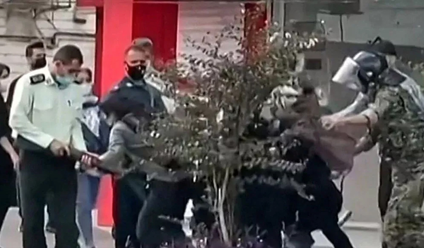 İran'da polislerden yeni katliam! 16 yaşındaki kız öldürüldü
