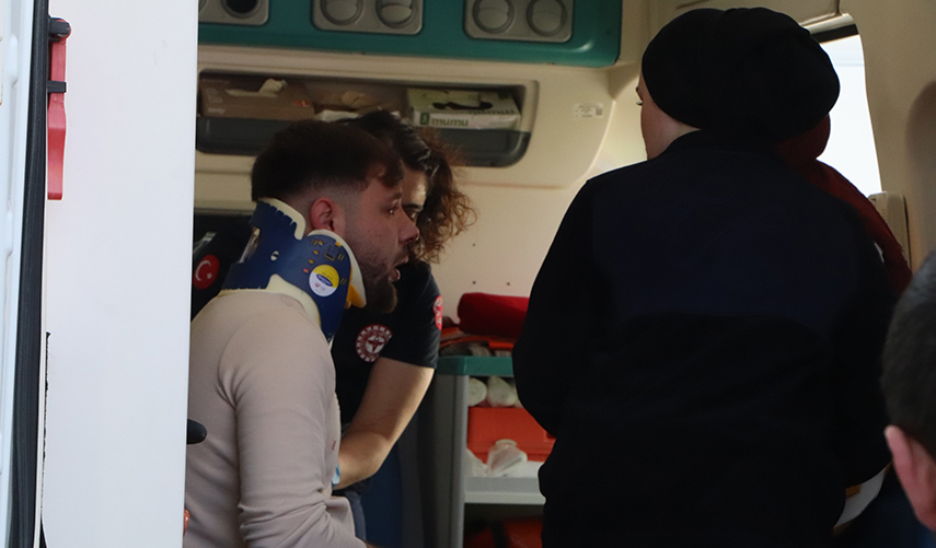 Samsun'da direksiyon hakimiyetini kaybeden sürücü karşı şeride daldı: 2 yaralı