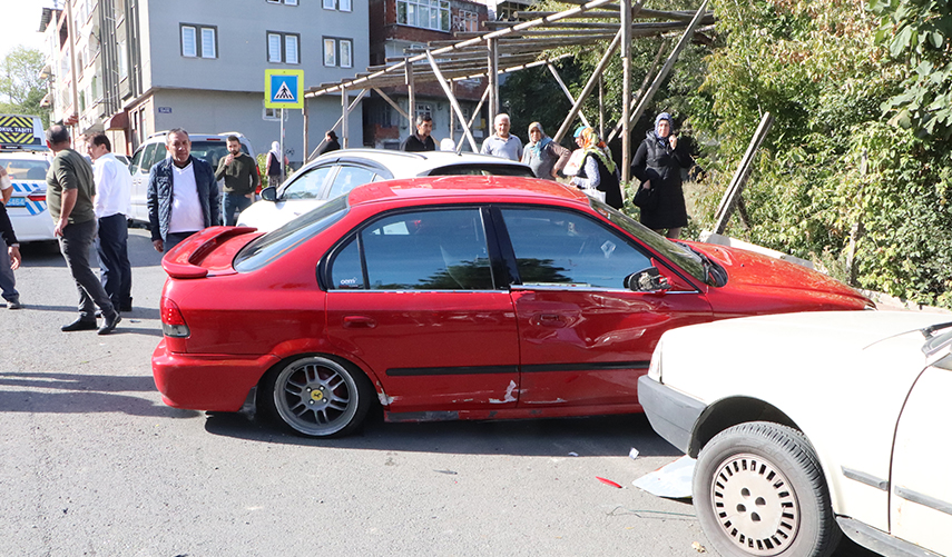 Samsun'da direksiyon hakimiyetini kaybeden sürücü karşı şeride daldı: 2 yaralı
