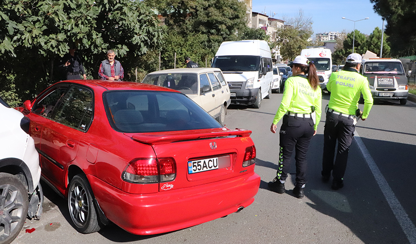 Samsun'da direksiyon hakimiyetini kaybeden sürücü karşı şeride daldı: 2 yaralı