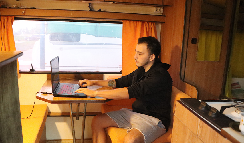 Samsun'da kiralık ev fiyatlarını yüksek bulan öğrenci karavanda yaşıyor