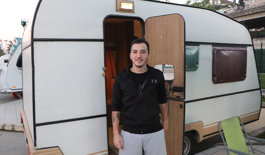 Samsun'da kiralık ev fiyatlarını yüksek bulan öğrenci karavanda yaşıyor