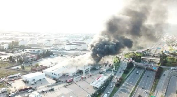 Kocaeli'de plastik imalathanesinde yangın!