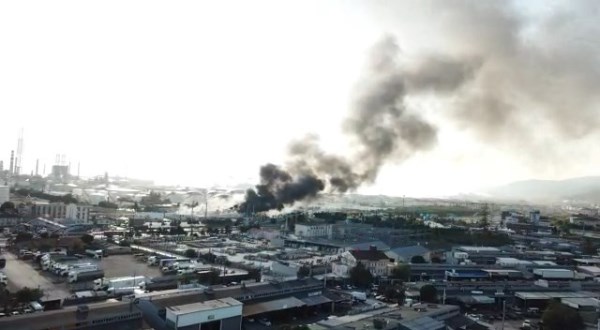 Kocaeli'de plastik imalathanesinde yangın!