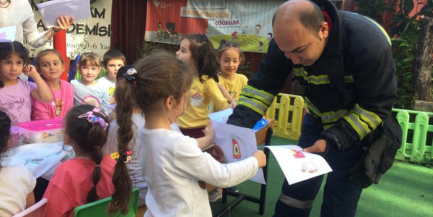 Rize'de yangın ihbarına giden itfaiye ekiplerine sürpriz kutlama