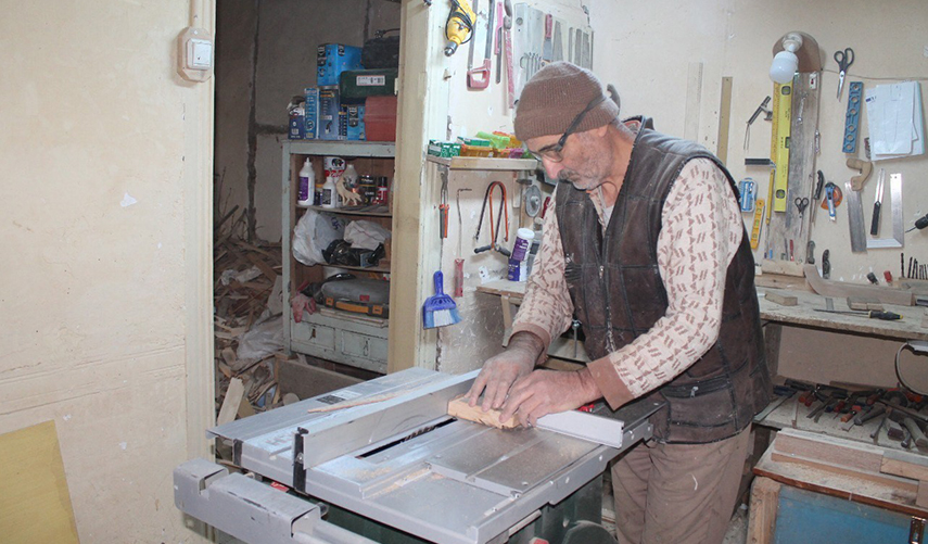 Tahta parçaları emekli öğretmenin elinde şekilleniyor