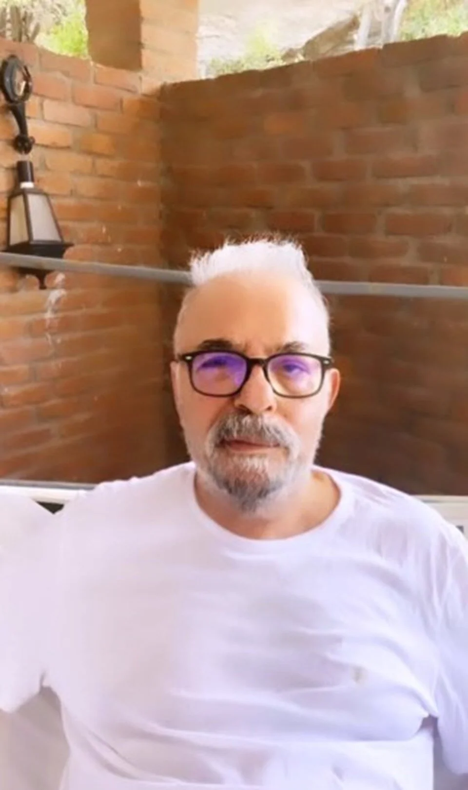 Yüz felci geçirdikten sonra ekranlardan uzaklaşmıştı! İşte son hali