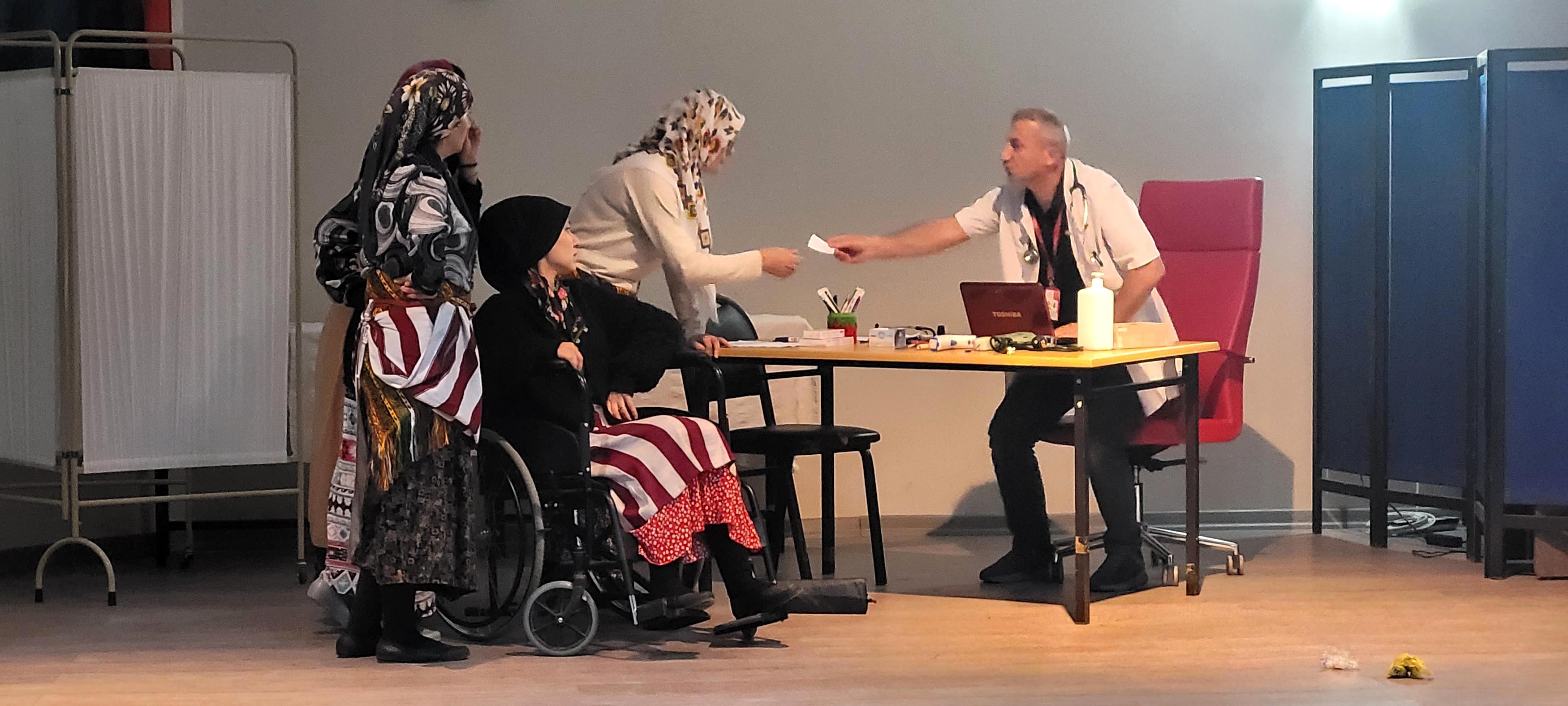 Trabzon'da sağlıkçıların "kim haklı" tiyatrosu ilgi gördü