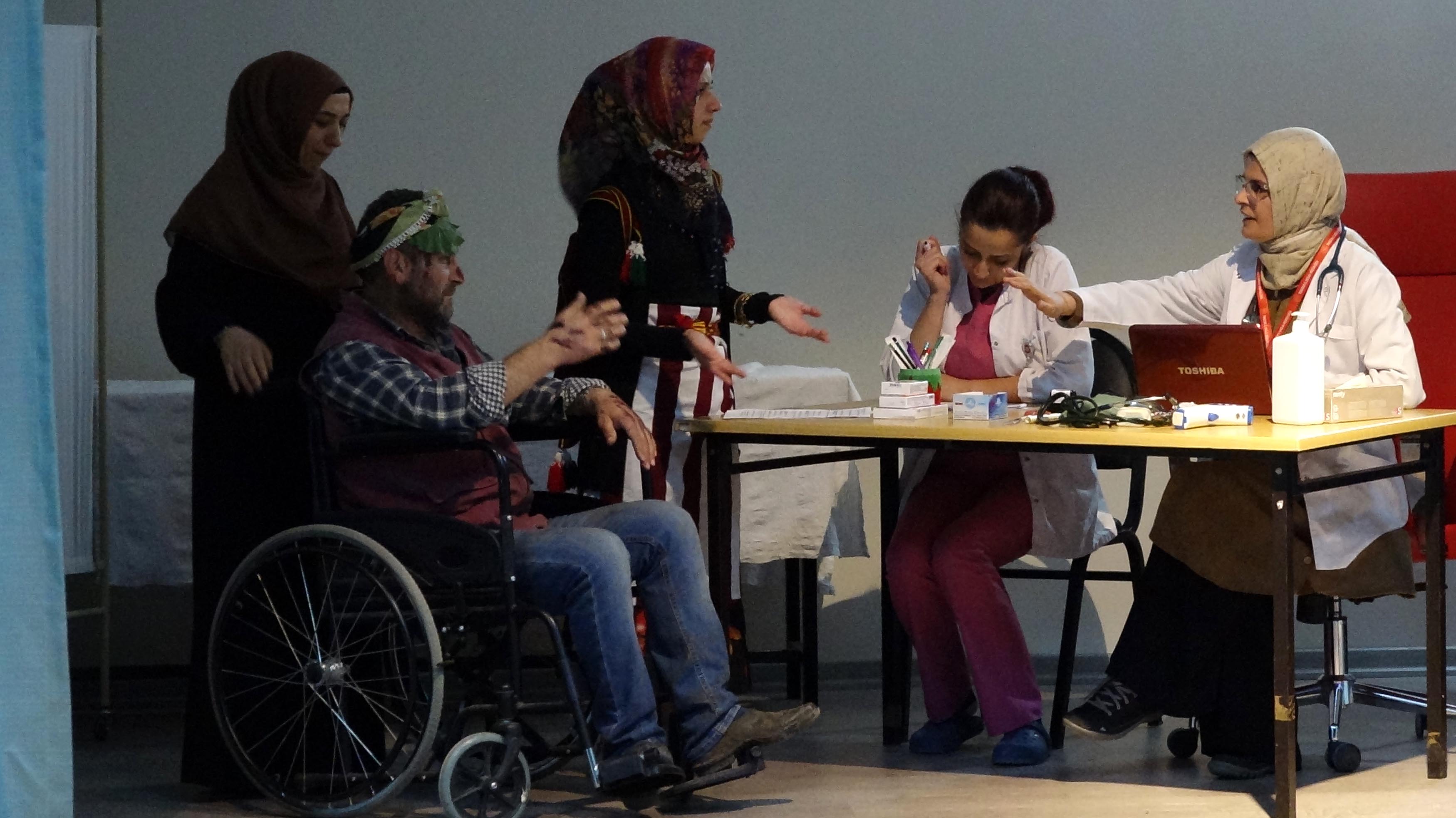 Trabzon'da sağlıkçıların "kim haklı" tiyatrosu ilgi gördü