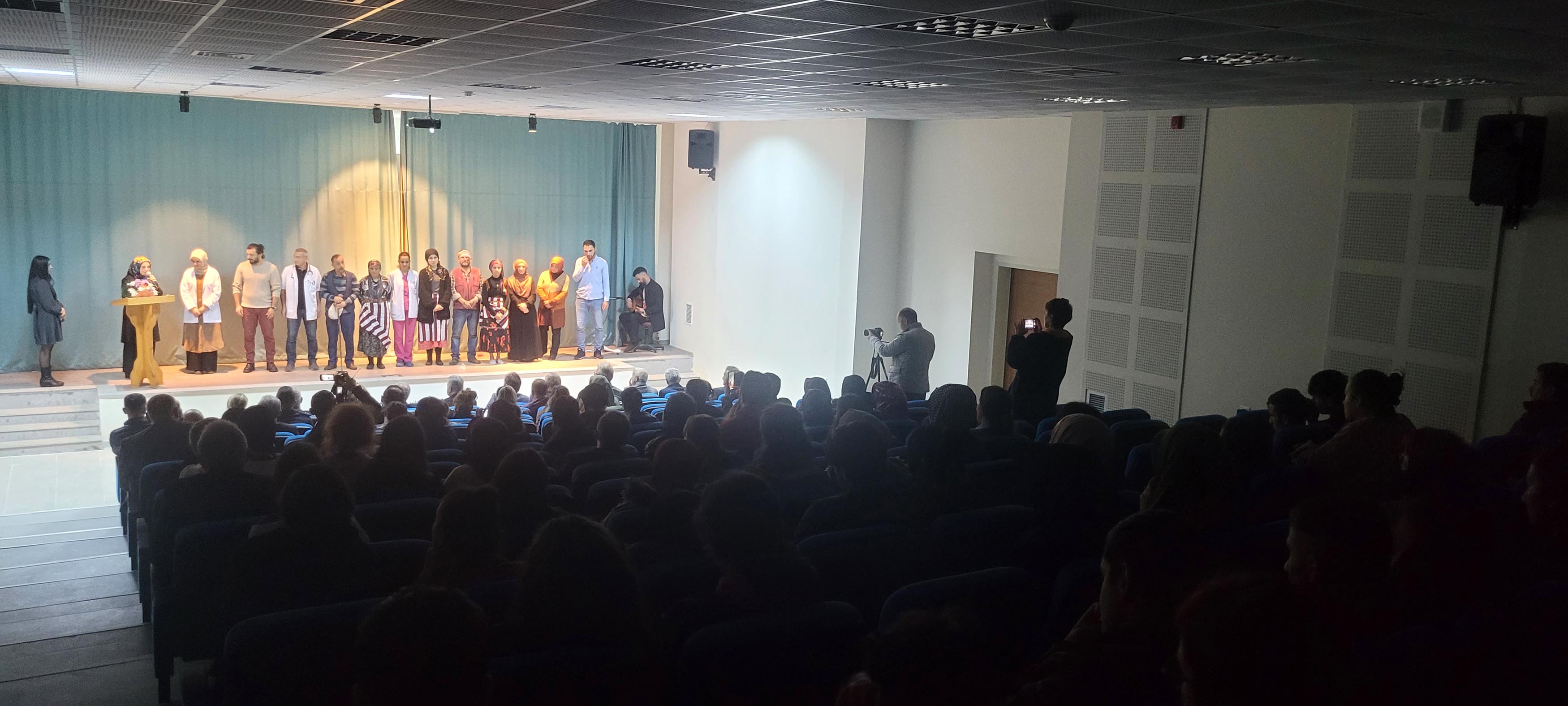 Trabzon'da sağlıkçıların "kim haklı" tiyatrosu ilgi gördü