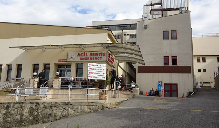 Trabzon'da hastane güvenliğine silah çekti! O anlar kameralara yansıdı