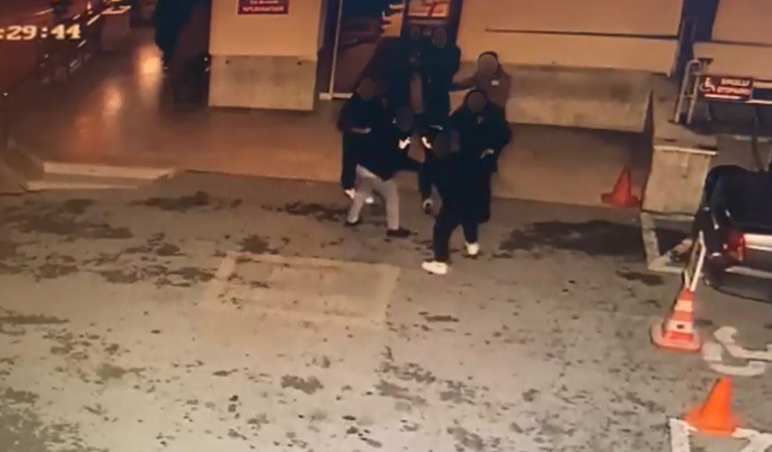 Trabzon'da hastane güvenliğine silah çekti! O anlar kameralara yansıdı