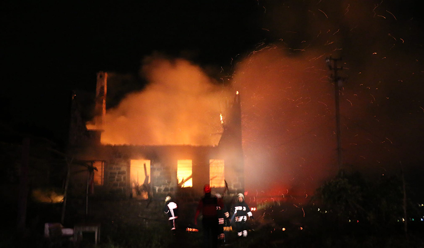 Trabzon’da tarihi yapı alevlere teslim oldu