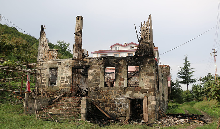 Trabzon’da tarihi yapı alevlere teslim oldu