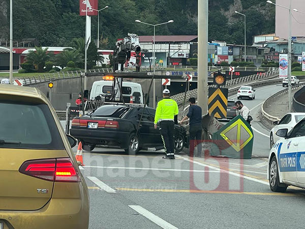 Trabzon’da otomobil bariyerlere çarptı