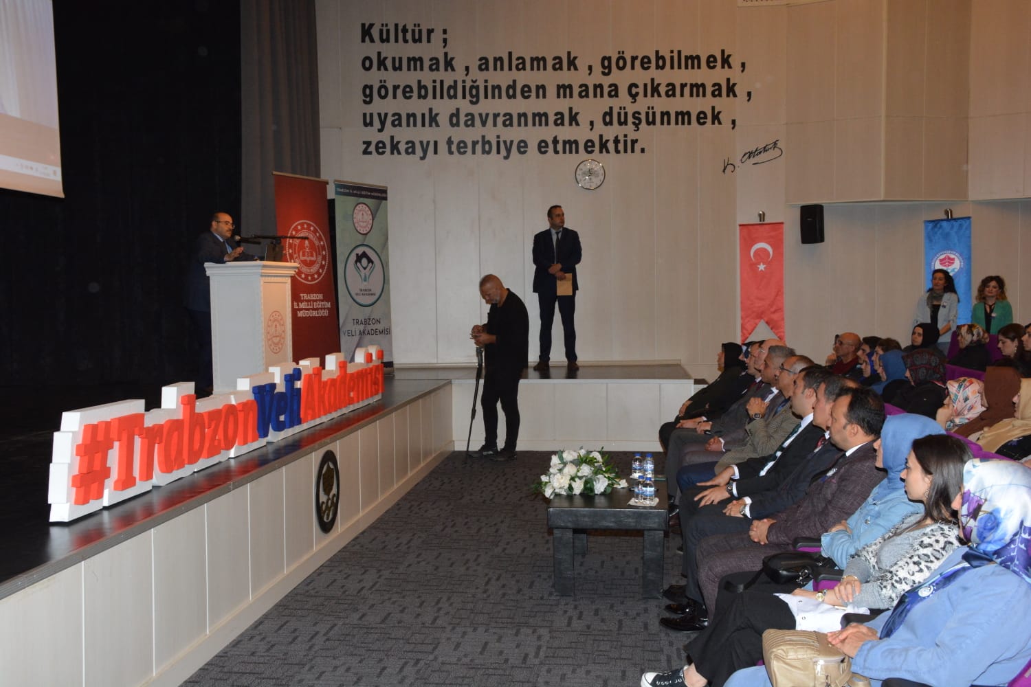 Vali Ustaoğlu dört bin veliye aynı anda seslendi