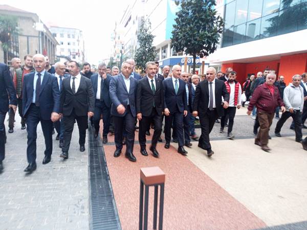 Bakan Karaismailoğlu: “Trabzon’da 20’nin üzerinde devam eden yol projesi var”
