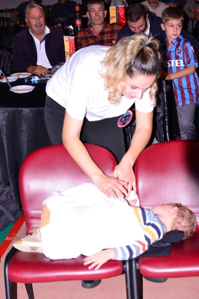 Bu hikayenin adı; Nazan’ın savaşı! Maçta hakem bitişte anne!